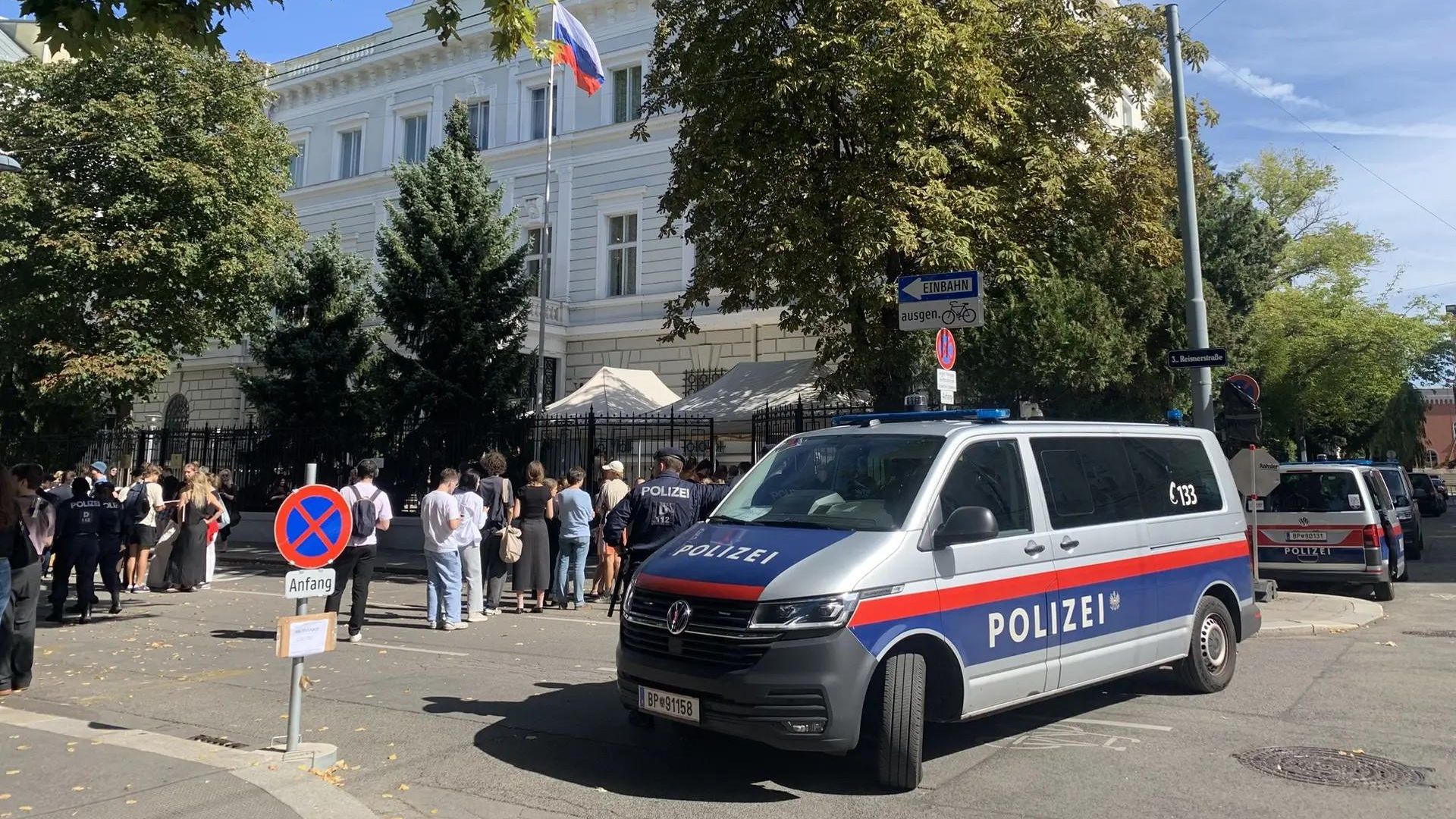 Экстренные службы возле избирательного участка в Вене Экстренные службы возле избирательного участка в Вене - РИА Новости, 1920, 20.09.2026