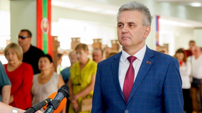 Президент Приднестровской Молдавской Республики Вадим Красносельский после голосования на выборах депутатов Государственной Думы РФ девятого созыва