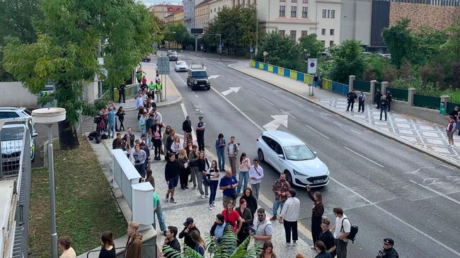 Очередь у избирательного участка в консульском отделе посольства РФ в Праге