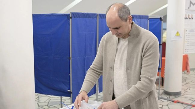 Губернатор Свердловской области Денис Паслер голосует на выборах депутатов Госдумы Губернатор Свердловской области Денис Паслер голосует на выборах депутатов Госдумы