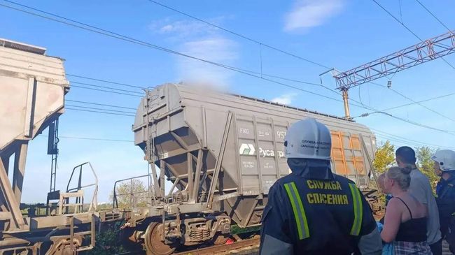 На месте происшествия, где две девочки забрались на поезд и получили удар током в Саратове