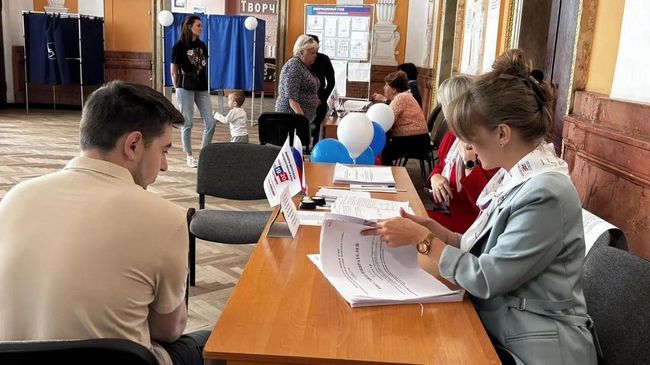 Голосование на избирательном участке в ЛНР
