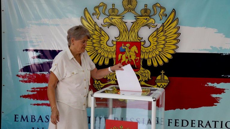 Голосование на выборах депутатов Государственной Думы РФ девятого созыва на избирательном участке посольства России в Камбодже