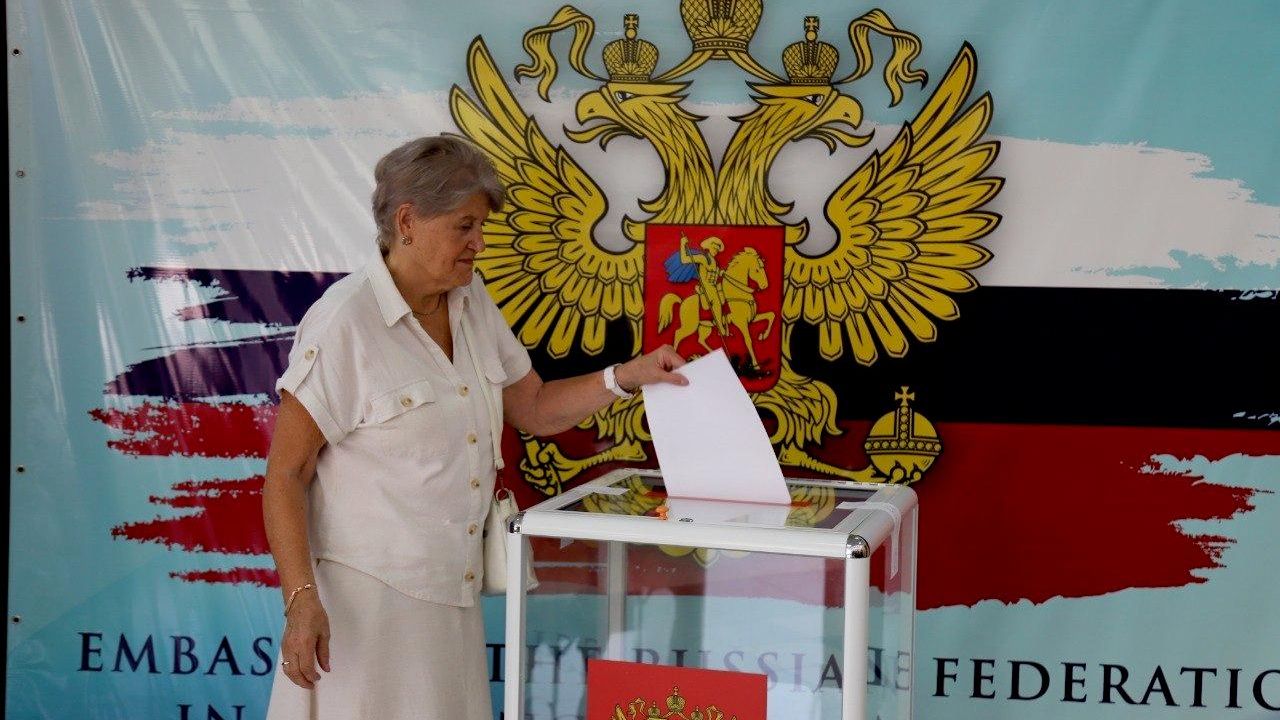 Голосование на выборах депутатов Государственной Думы на избирательном участке посольства России в Камбодже Голосование на выборах депутатов Государственной Думы на избирательном участке посольства России в Камбодже - РИА Новости, 1920, 20.09.2026