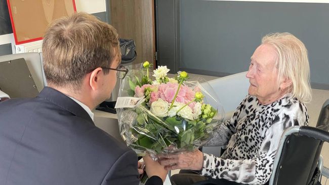 Вера Александровна Ковалева принимает участие в голосовании на выборах депутатов Госдумы РФ в бельгийском Льеже