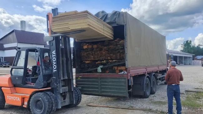 Новгородский бизнес отправил шесть грузовиков с пиломатериалами в зону СВО