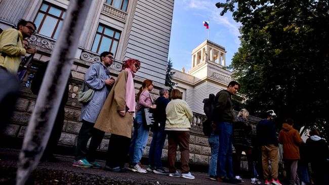 Люди у избирательного участка во время выборов депутатов Государственной Думы РФ девятого созыва в Берлине