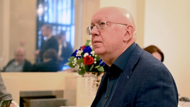 Постоянный представитель РФ при ООН Василий Небензя принимает участие в голосовании на выборах депутатов Государственной Думы РФ девятого созыва на избирательном участке генерального консульства России в Нью-Йорке