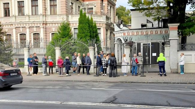 Очередь перед посольством в Риге во время выборов депутатов Государственной Думы РФ девятого созыва