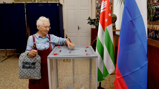 Голосование на выборах депутатов Государственной Думы РФ девятого созыва на избирательном участке в Сухуме