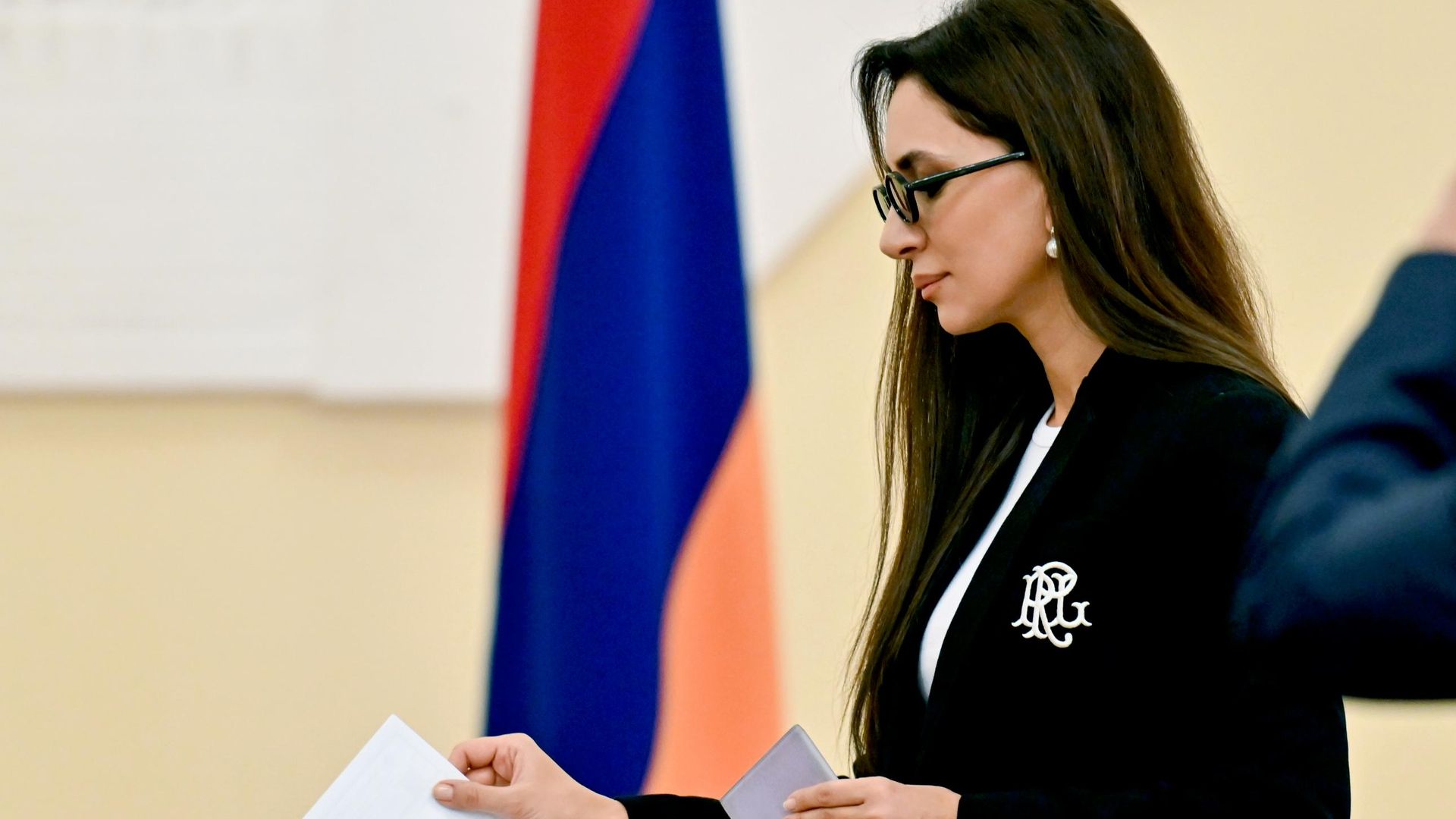 Певица Зара принимает участие в голосовании на выборах депутатов Государственной Думы РФ девятого созыва на избирательном участке №8026 в Посольстве РФ в Ереване Певица Зара принимает участие в голосовании на выборах депутатов Государственной Думы РФ девятого созыва на избирательном участке №8026 в Посольстве РФ в Ереване - РИА Новости, 1920, 20.09.2026