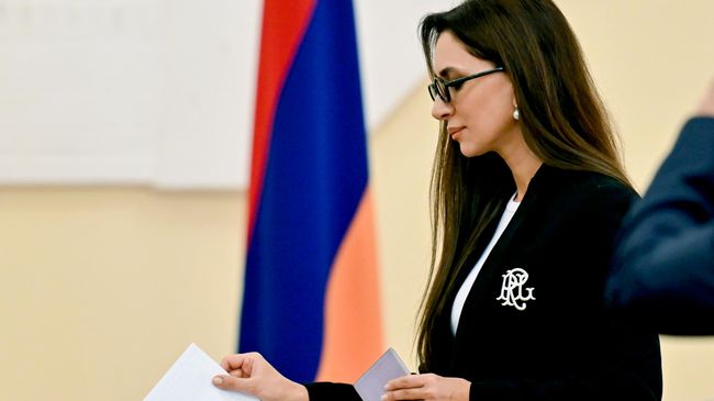 Певица Зара принимает участие в голосовании на выборах депутатов Государственной Думы РФ девятого созыва на избирательном участке №8026 в Посольстве РФ в Ереване