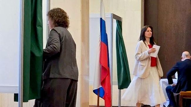 Голосование на выборах депутатов Государственной Думы РФ девятого созыва на избирательном участке в посольстве России в Париже