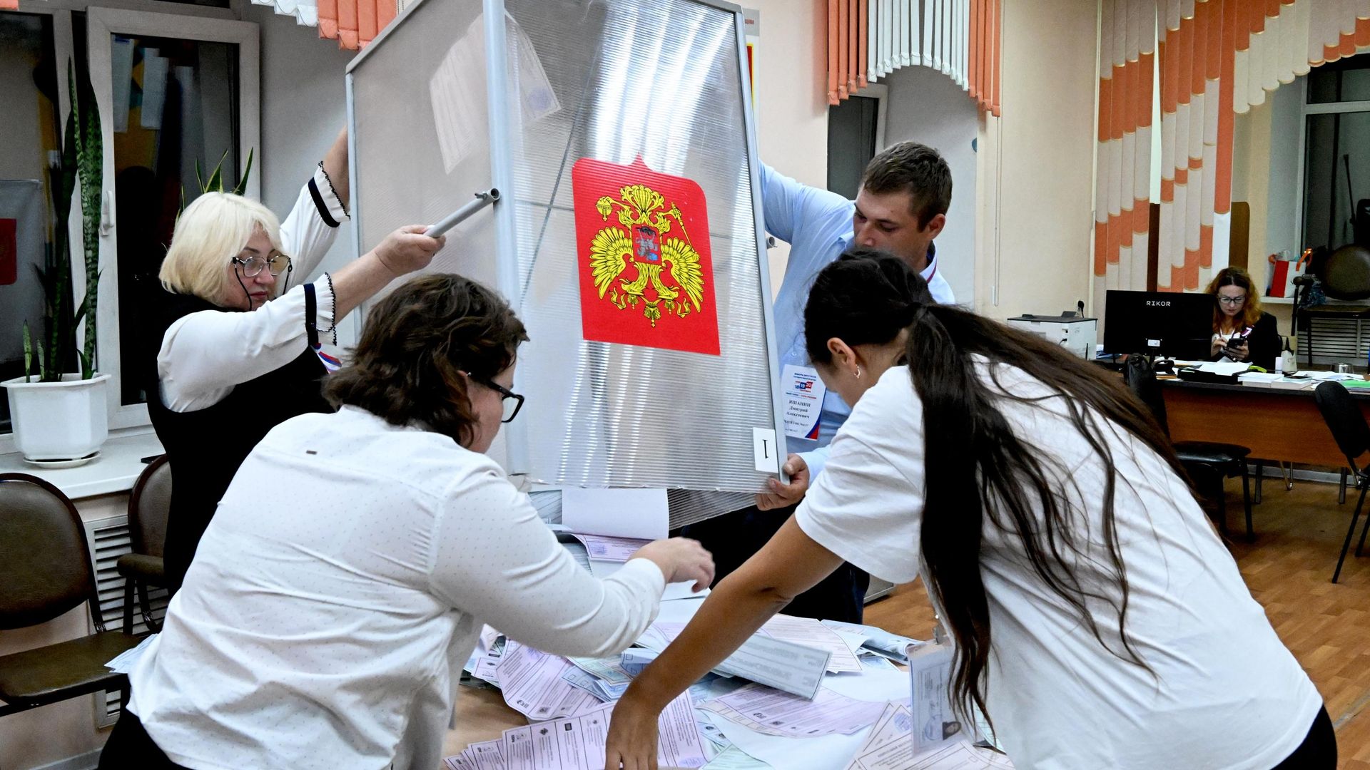 Подсчет голосов на выборах в Госдуму Подсчет голосов на выборах в Госдуму - РИА Новости, 1920, 21.09.2026