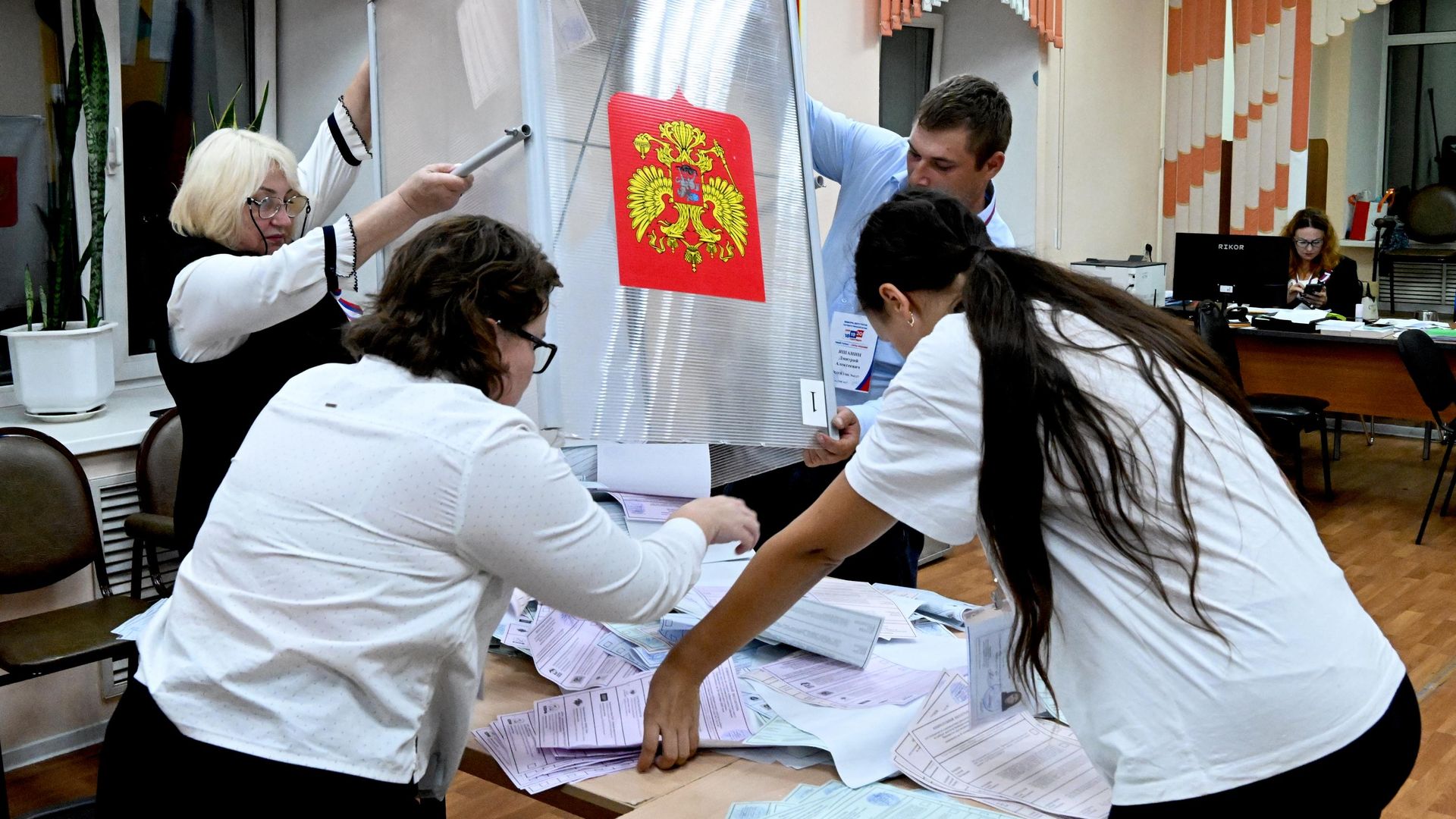 Подсчет голосов на выборах в Госдуму Подсчет голосов на выборах в Госдуму - РИА Новости, 1920, 21.09.2026
