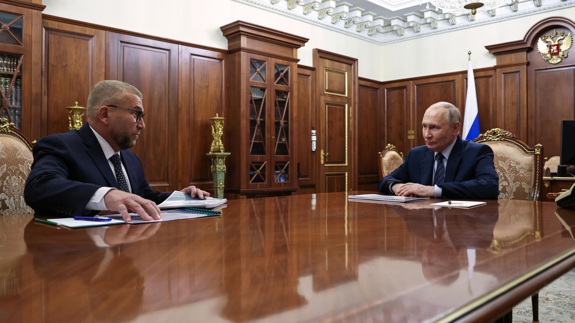Президент России Владимир Путин и глава Федеральной таможенной службы Валерий Пикалев во время встречи - РИА Новости, 1920, 21.09.2026