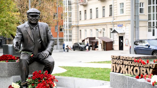 Памятник мэру Москвы в 1992-2010 годах Юрию Лужкову в Большом Сухаревском переулке в Москве Памятник мэру Москвы в 1992-2010 годах Юрию Лужкову в Большом Сухаревском переулке в Москве