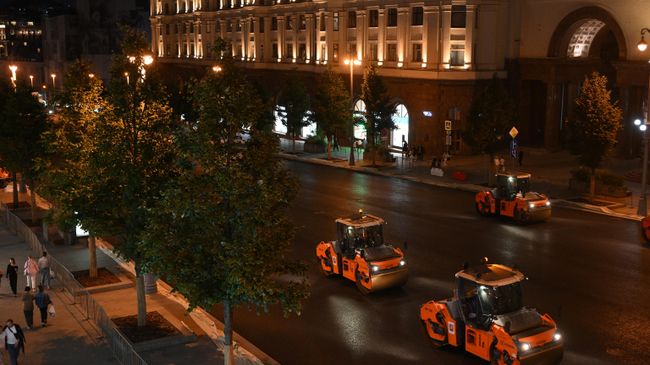Работы по замене асфальта на участке Тверской улицы