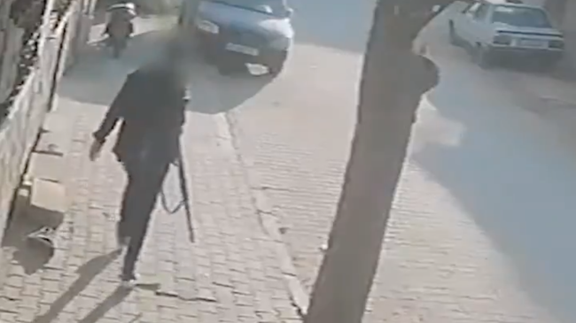 Подозреваемый в нападении на школу в районе Тургутлу, Турция. Кадр видео