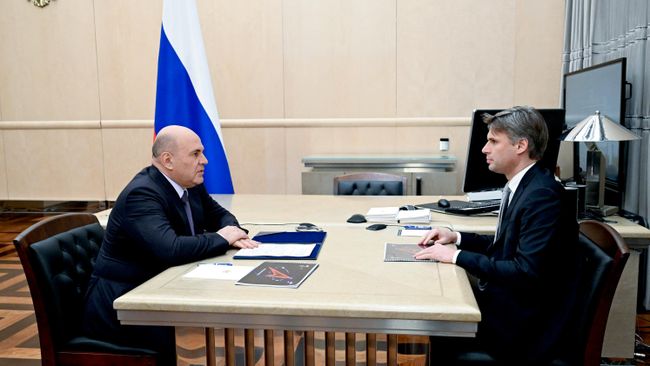 Председатель правительства РФ Михаил Мишустин и генеральный директор государственной корпорации по космической деятельности Роскосмос Дмитрий Баканов во время встречи