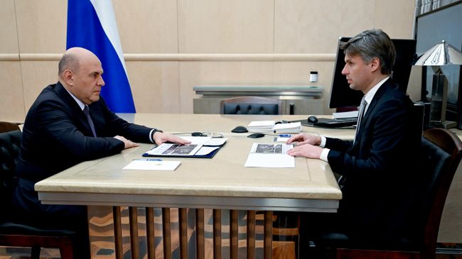Председатель правительства РФ Михаил Мишустин и генеральный директор Роскосмоса Дмитрий Баканов во время встречи