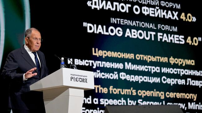 Министр иностранных дел РФ Сергей Лавров выступает на международном форуме Диалог о фейках 4.0 в Москве