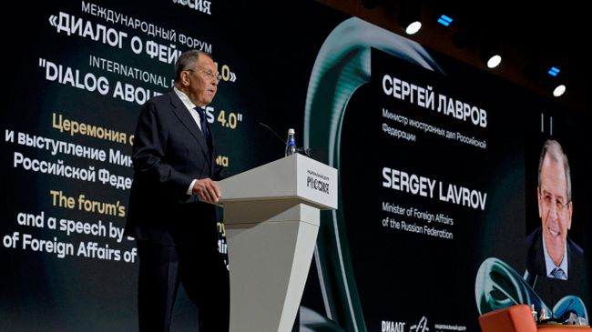 Министр иностранных дел РФ Сергей Лавров выступает на международном форуме Диалог о фейках 4.0 в Москве