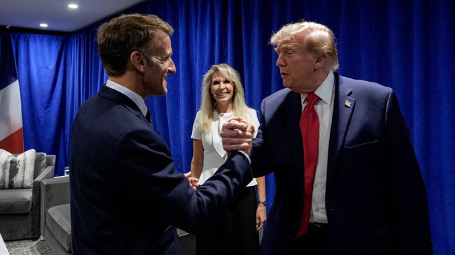 Президент Франции Эммануэль Макрон и американский лидер Дональд Трамп во время встречи в Нью-Йорке Президент Франции Эммануэль Макрон и американский лидер Дональд Трамп во время встречи в Нью-Йорке