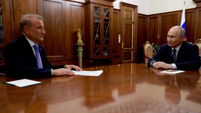Президент России Владимир Путин и глава Сбербанка Герман Греф во время встречи