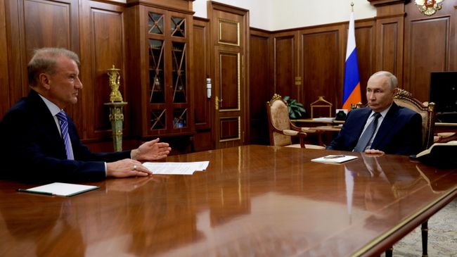 Президент России Владимир Путин и глава Сбербанка Герман Греф во время встречи