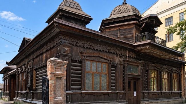 Старинный деревянный усадебный дом в историческом центре Екатеринбурга