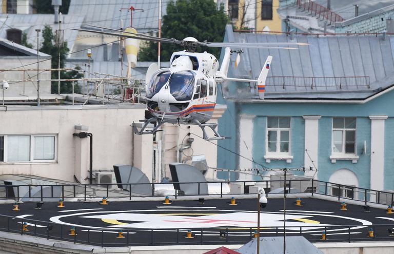 Легкий многоцелевой вертолет ВК117С-2 санитарной авиации Московского авиацентра в Москве. Легкий многоцелевой вертолет ВК117С-2 санитарной авиации Московского авиацентра в Москве.