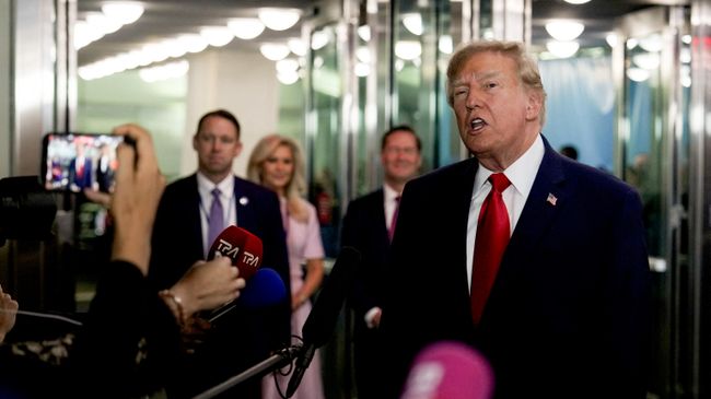 Президент США Дональд Трамп беседует с журналистами в штаб-квартире ООН в Нью-Йорке, США
