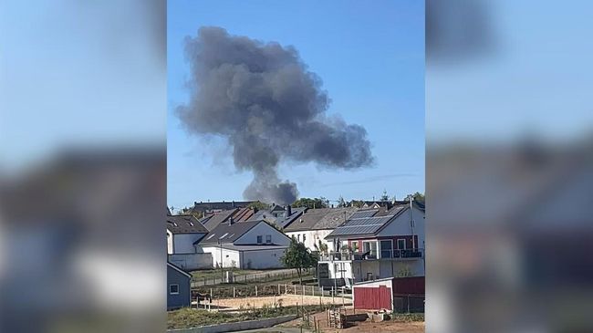 Дым на месте падения военного самолета возле авиабазы ВВС США Шпангдалем, Германия
