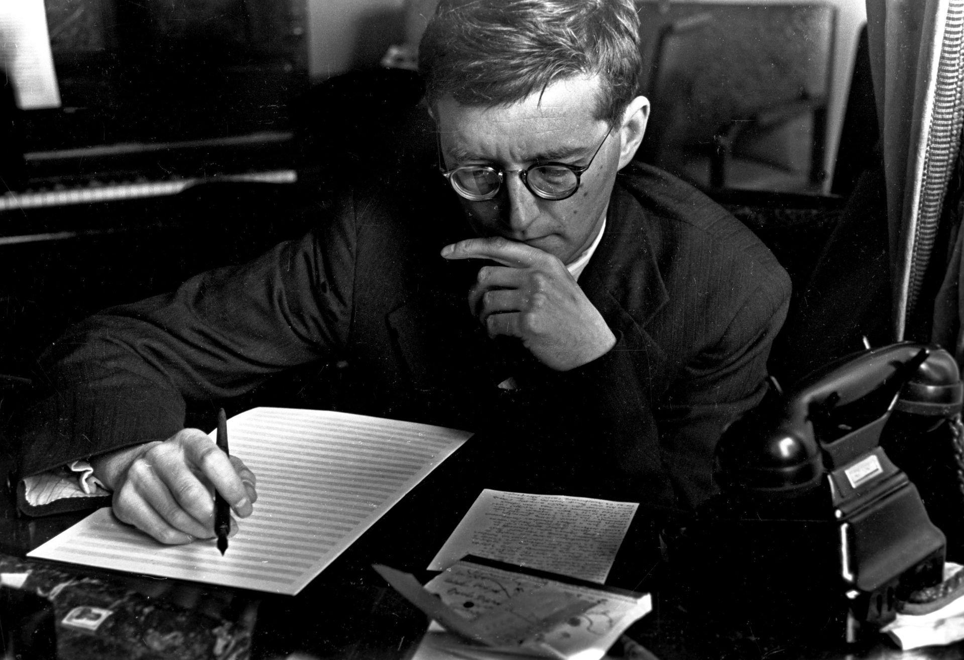 Композитор Дмитрий Шостакович за работой (1943 год) Композитор Дмитрий Шостакович за работой (1943 год) - РИА Новости, 1920, 23.09.2026