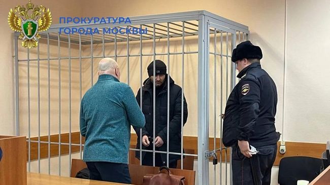 Мужчина, пытавшийся зарезать жену и сына на севере Москвы, в зале суда