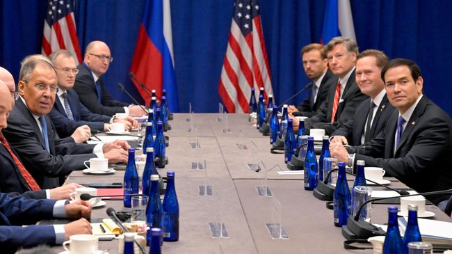 Министр иностранных дел РФ Сергей Лавров и госсекретарь США Марко Рубио во время встречи на полях 81-й сессии Генеральной ассамблеи ООН в Нью-Йорке