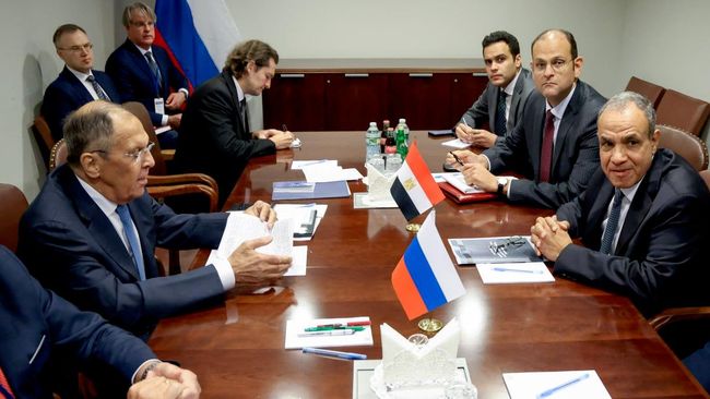 Министр иностранных дел РФ Сергей Лавров и глава МИД Египта Бадр Абдельати во время встречи на полях Генассамблеи ООН
