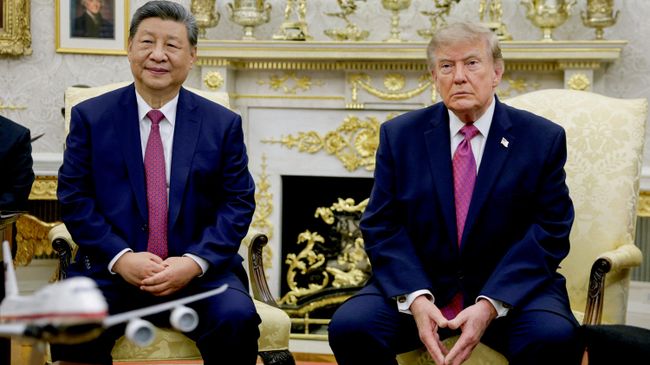 Президент США Дональд Трамп и председатель КНР Си Цзиньпин в Овальном кабинете Белого дома США Президент США Дональд Трамп и председатель КНР Си Цзиньпин в Овальном кабинете Белого дома США