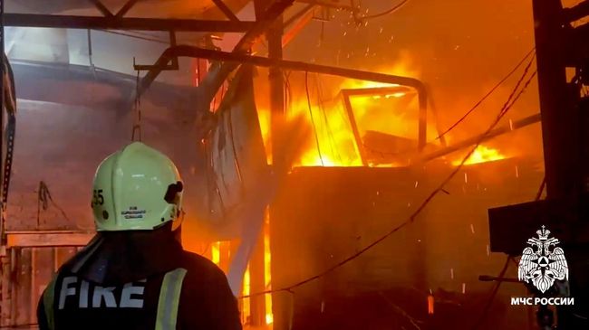 Пожар на складе стройматериалов в Краснодаре