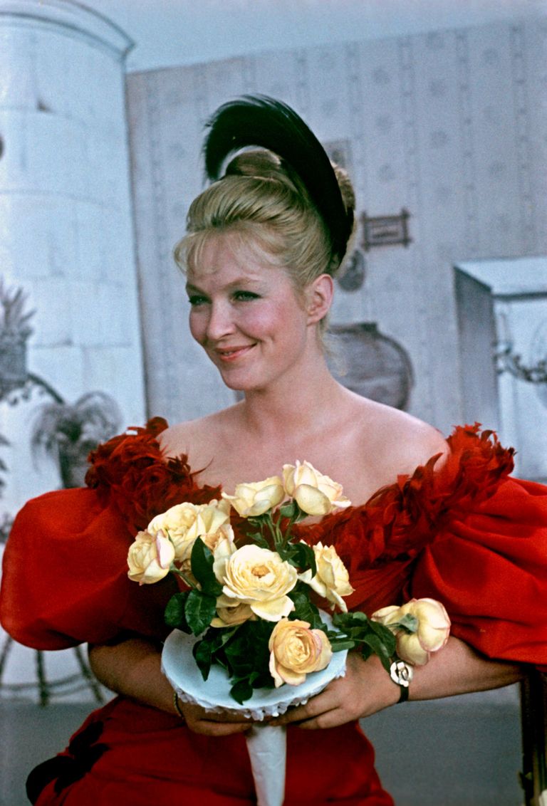 Французская актриса Марина Влади в роли Лики Мизиновой на съемках фильма режисссера Сергея Юткевича Сюжет для небольшого рассказа Французская актриса Марина Влади в роли Лики Мизиновой на съемках фильма режисссера Сергея Юткевича Сюжет для небольшого рассказа