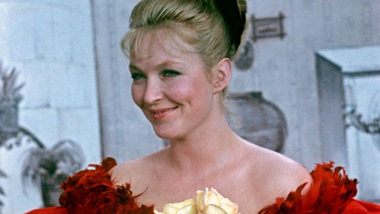 Французская актриса Марина Влади в роли Лики Мизиновой на съемках фильма режисссера Сергея Юткевича Сюжет для небольшого рассказа