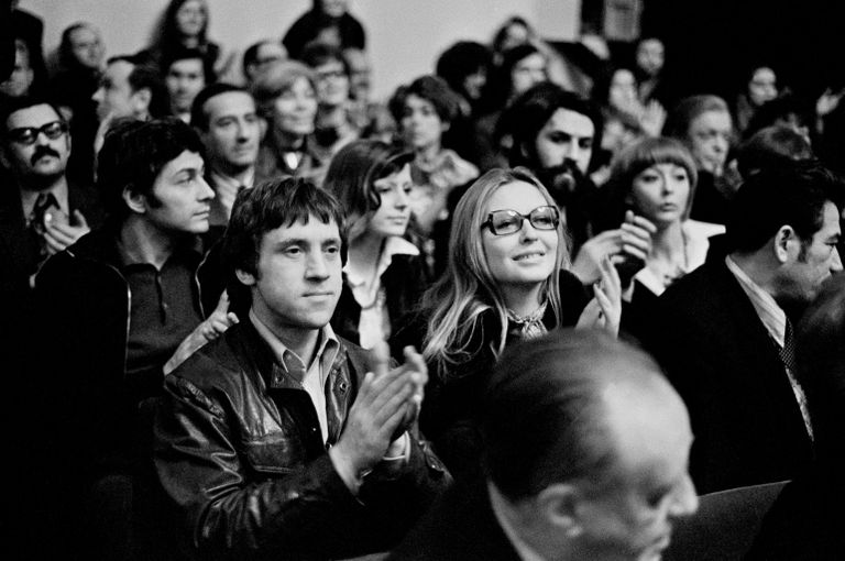 Французская актриса кино, театра Марина Влади и артист Театра на Таганке Владимир Семенович Высоцкий (1938-1980) в зрительном зале Французская актриса кино, театра Марина Влади и артист Театра на Таганке Владимир Семенович Высоцкий (1938-1980) в зрительном зале