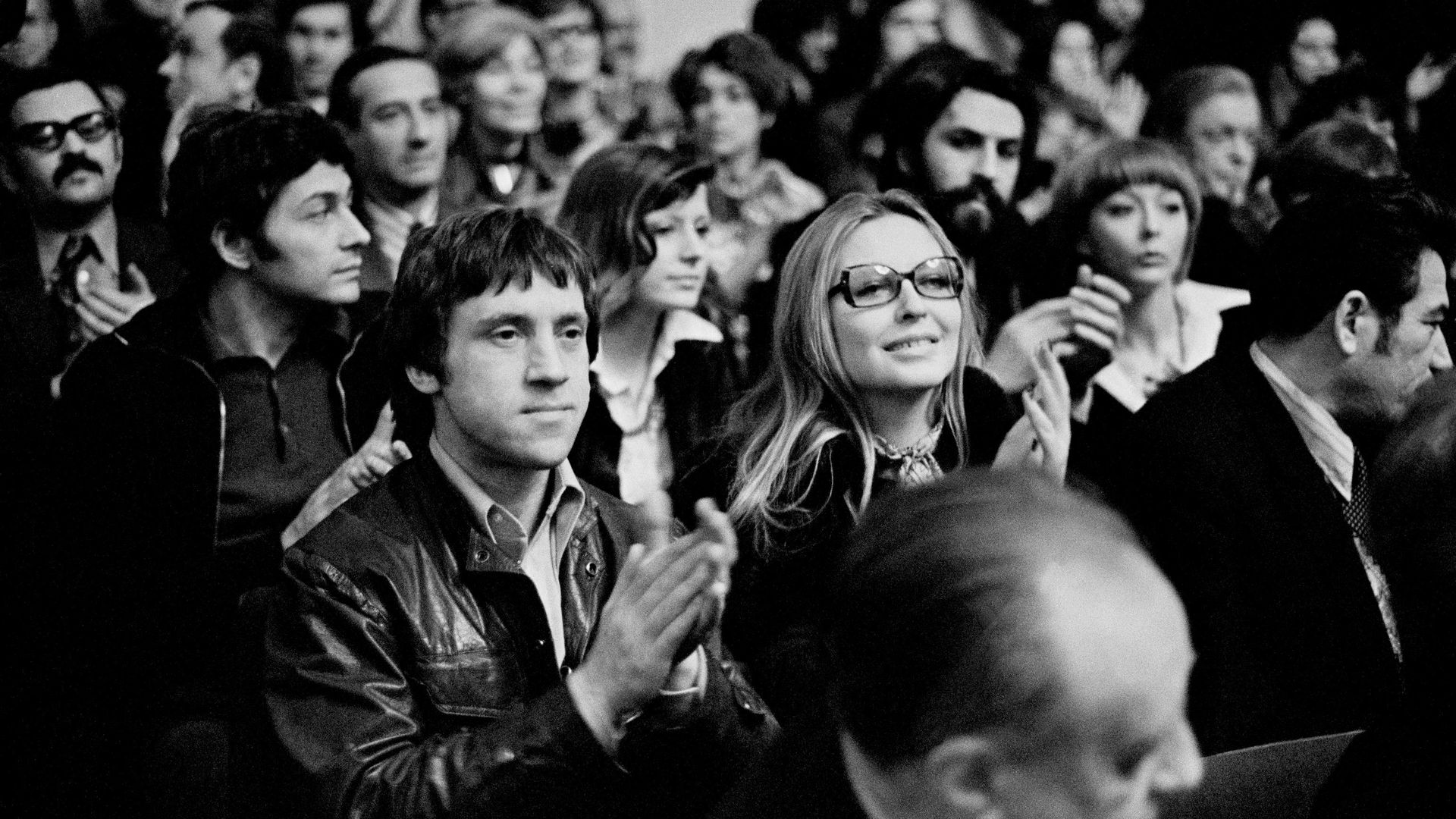 Французская актриса кино, театра Марина Влади и артист Театра на Таганке Владимир Семенович Высоцкий (1938-1980) в зрительном зале Французская актриса кино, театра Марина Влади и артист Театра на Таганке Владимир Семенович Высоцкий (1938-1980) в зрительном зале - РИА Новости, 1920, 29.09.2026