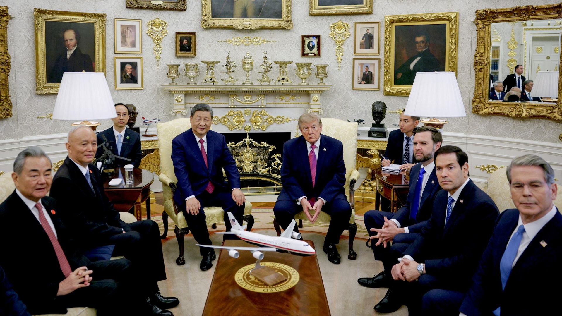 Президент США Дональд Трамп и председатель КНР Си Цзиньпин в Овальном кабинете Белого дома США Президент США Дональд Трамп и председатель КНР Си Цзиньпин в Овальном кабинете Белого дома США - РИА Новости, 1920, 24.09.2026
