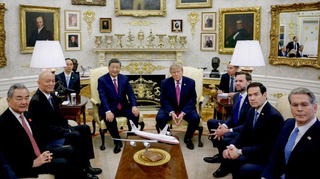 Президент США Дональд Трамп и председатель КНР Си Цзиньпин в Овальном кабинете Белого дома США
