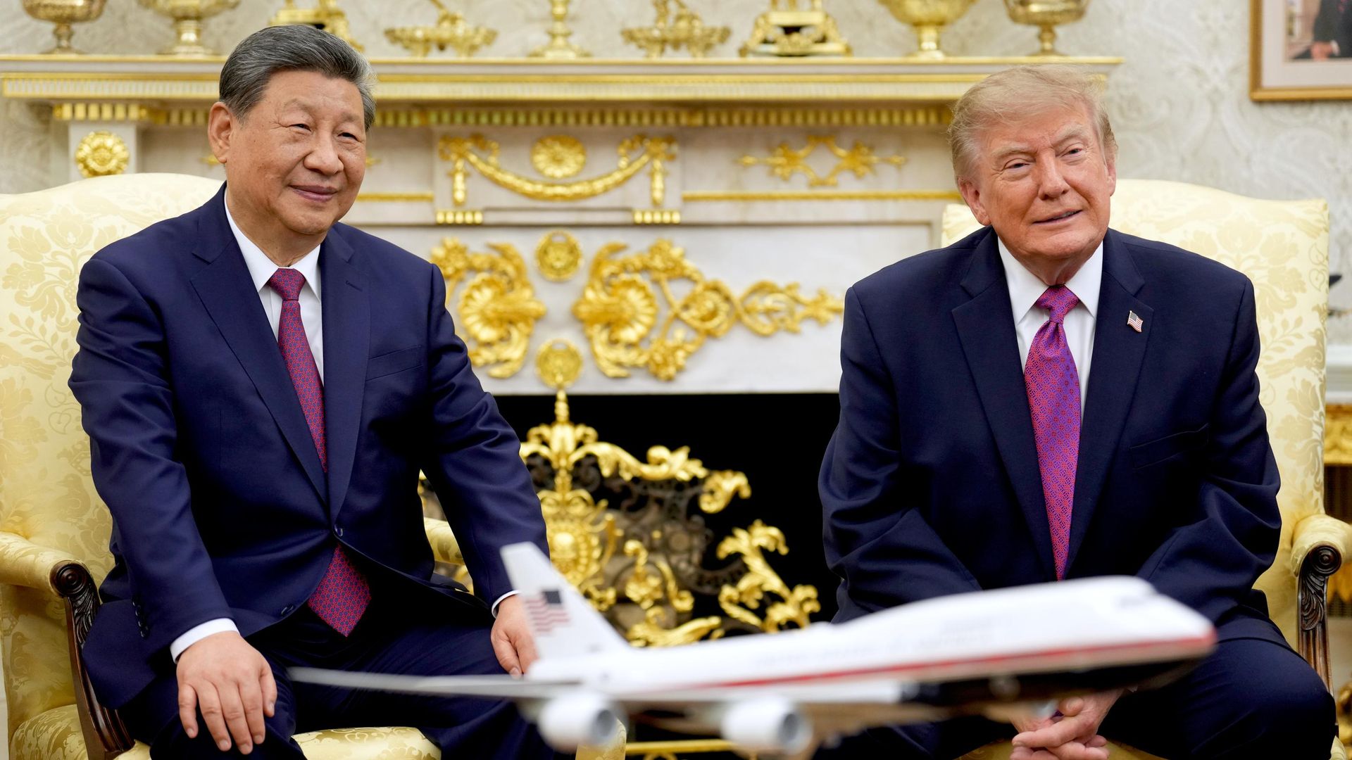 Президент США Дональд Трамп и председатель КНР Си Цзиньпин в Овальном кабинете Белого дома США Президент США Дональд Трамп и председатель КНР Си Цзиньпин в Овальном кабинете Белого дома США - РИА Новости, 1920, 25.09.2026