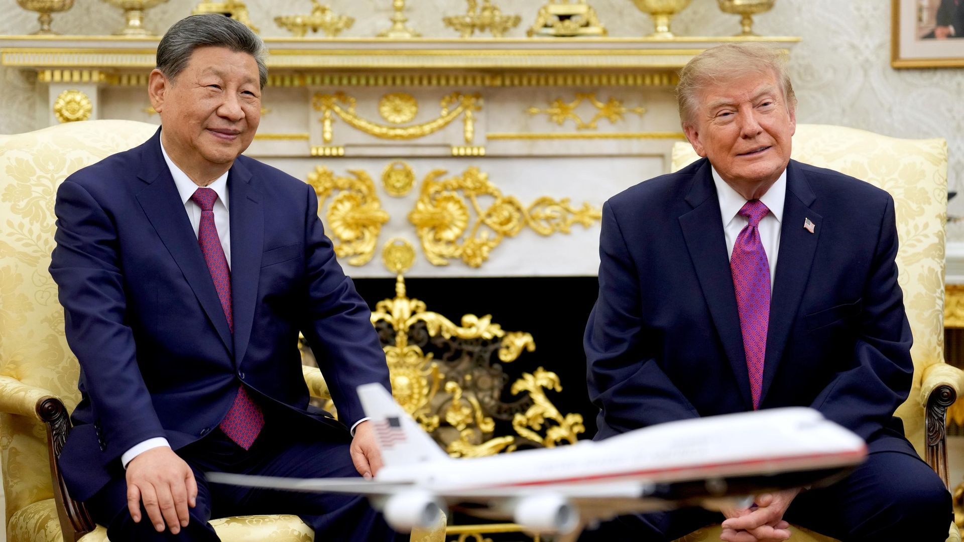 Президент США Дональд Трамп и председатель КНР Си Цзиньпин в Овальном кабинете Белого дома США Президент США Дональд Трамп и председатель КНР Си Цзиньпин в Овальном кабинете Белого дома США - РИА Новости, 1920, 25.09.2026