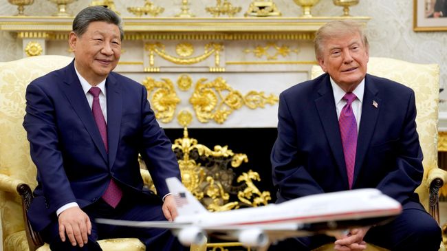 Президент США Дональд Трамп и председатель КНР Си Цзиньпин в Овальном кабинете Белого дома США Президент США Дональд Трамп и председатель КНР Си Цзиньпин в Овальном кабинете Белого дома США