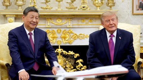 Президент США Дональд Трамп и председатель КНР Си Цзиньпин в Овальном кабинете Белого дома Президент США Дональд Трамп и председатель КНР Си Цзиньпин в Овальном кабинете Белого дома